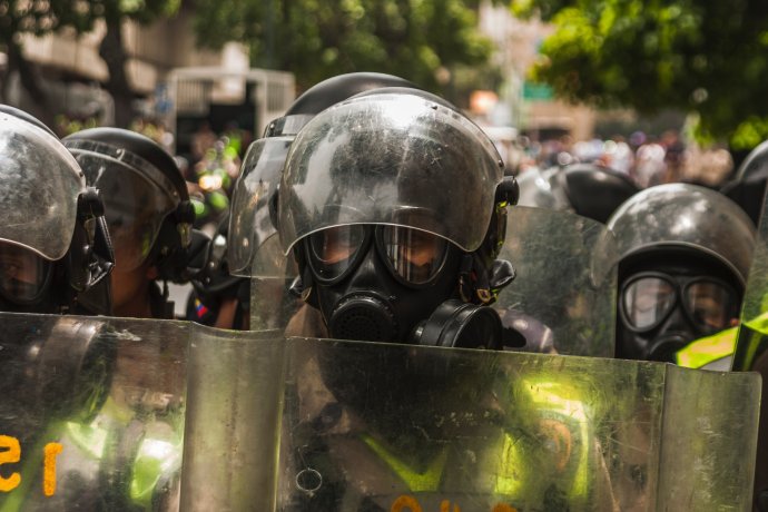 Venezuelská policie na opoziční demonstraci v Caracasu. Foto: Andrés Gerlotti, Unsplash