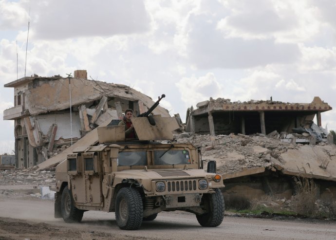 Bojovník Syrské demokratické armády ve vozidle. Foto: Rodi Said, Reuters