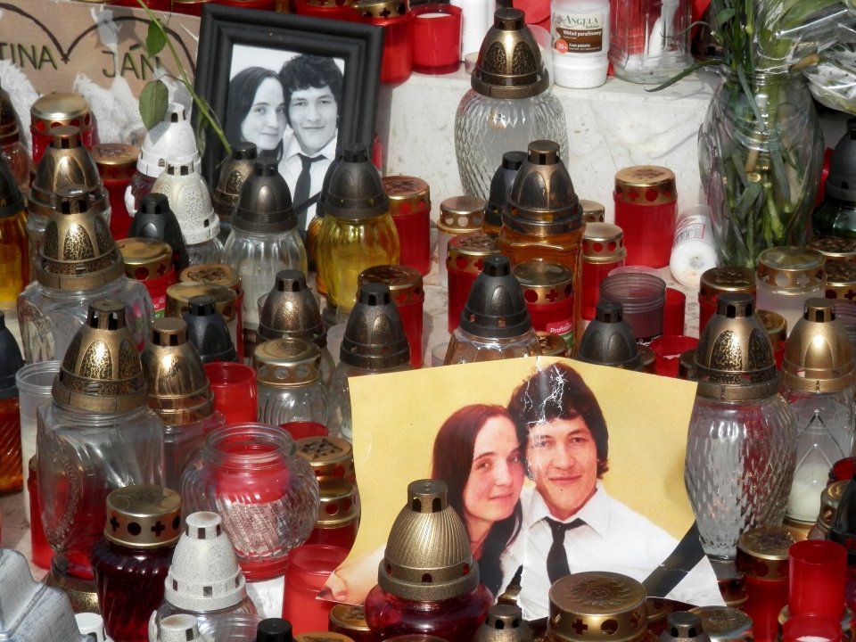 Svíčky u fotografií Martiny Kušnírové a Jána Kuciaka v roce 2019 v Prešově. Foto: Jozef Kotulič, Wikimedia CC BY-SA 4.0
