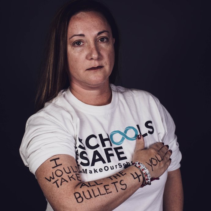 Je to rok, co Lori Alhadeffová přišla kvůli masové střelbě ve škole v Parklandu o svoji jedinou dceru. „Všechny ty kulky bych vzala za tebe,“ má napsáno na ruce. Foto: Dear World / One World Strong