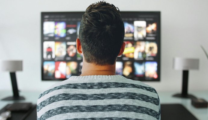 Divák si vybírá z nabídky služby Netflix na televizní obrazovce. Foto: pxhere