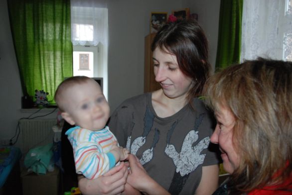 Marcela Dvořáčková (vpravo) bude muset letos najít statisíce korun, aby její svěřenkyně a svěřenci měli co jíst, bylo jim teplo a mohli se umýt. Foto: Petra Procházková, Deník N