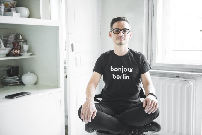 Miroslav Srnka sedící. Foto: Vojtěch Havlík