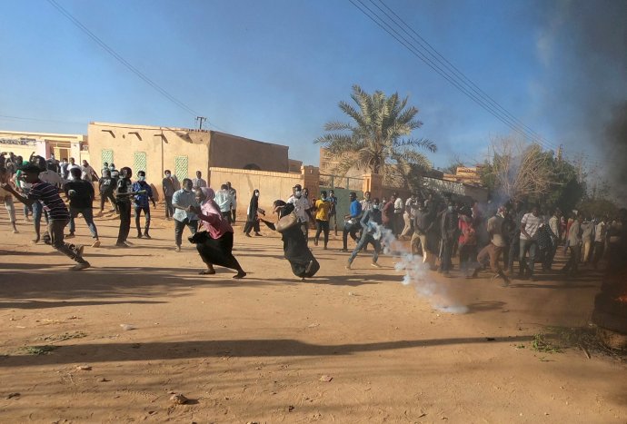Súdánští demonstranti na protivládní demonstraci v Chartúmu utíkají před policejním útokem slzným plynem. Foto: M. Abdallah, Reuters