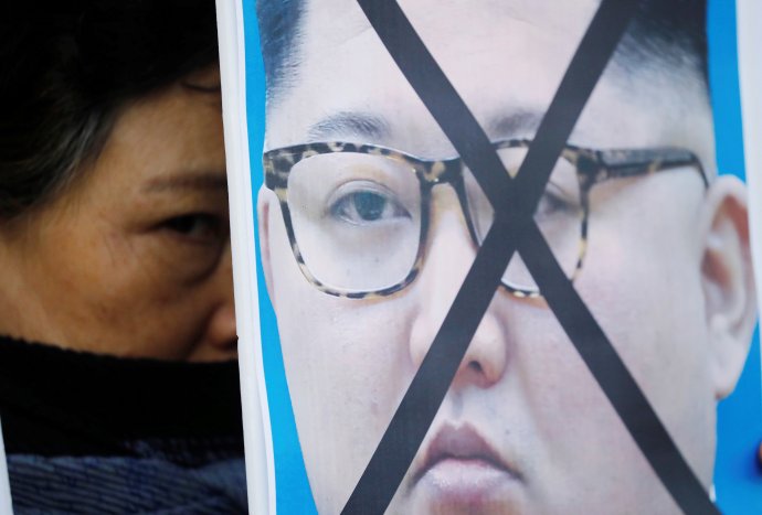 Pryč s vládou Kimů! Chceme svobodnou Koreu, tvrdí skupina Cheollima Civil Defense, která se nedávno pasovala na exilovou vládu. Ilustrační snímek z demonstrace v Soulu před hanojským summitem. Foto: Kim Hong-Ji, Reuters