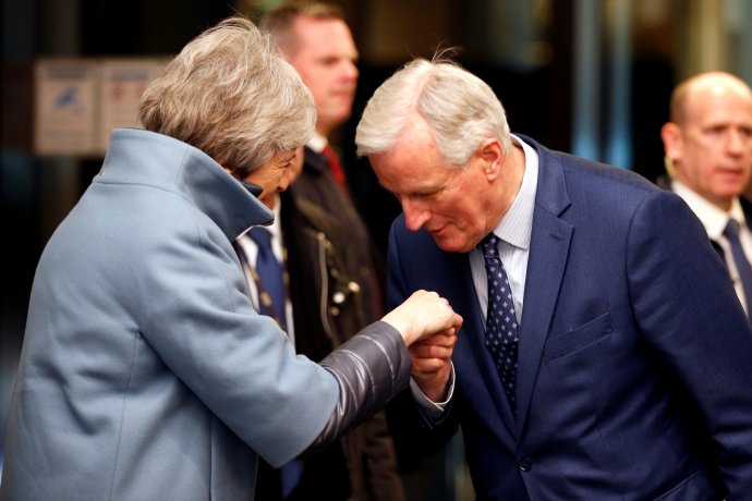 Britská premiérka se zdraví s vyjednavačem EU pro brexit Michelem Barnierem před včerejším jednáním ve Štrasburku za účasti předsedy Evropské komise J.‑C. Junckera. 11. března 2019. Foto: Vincent Kessler, Reuters