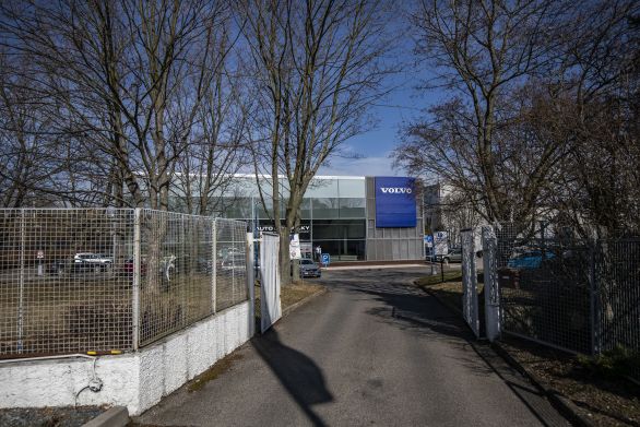 Nejviditelnější částí někdejšího sovětského areálu v pražské čtvrti Stodůlky je dnes autosalón Volvo. Foto: Gabriel Kuchta, Deník N