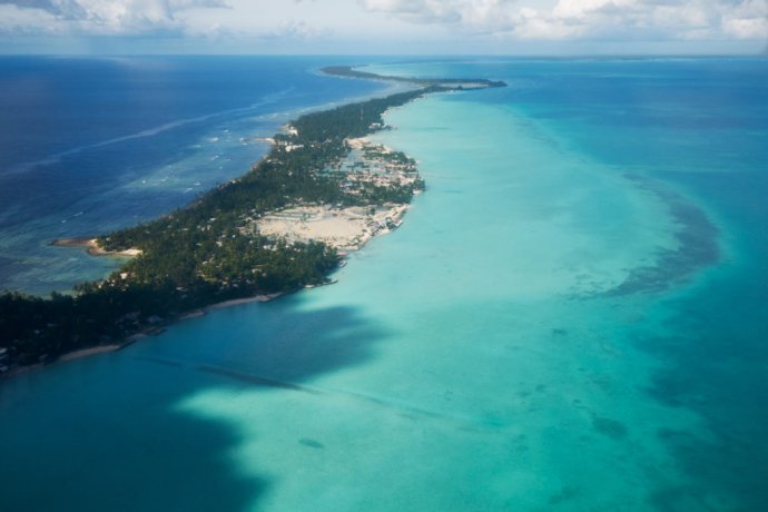 Atoly státu Kiribati jsou vzhledem k velmi malé nadmořské výšce ohroženy zvyšující se hladinou moře. Foto: Anoteho archa