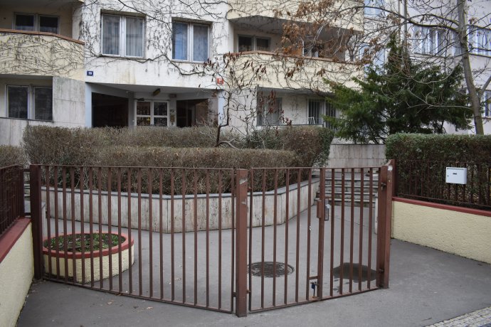 Dům v Ovenecké 39, který sice vlastní český stát, ale Rusko v něm pronajímá byty. Foto: Michael Švec, Deník N