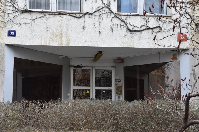 Vchod do domu v Ovenecké 39, který sice vlastní český stát, ale Rusko v něm pronajímá byty. Foto: Michael Švec, Deník N