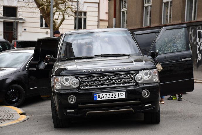 Černý Range Rover, v němž Ruslan Butko 4. března ujížděl policistům v civilu na pražské Letné. Foto: Týdeník policie