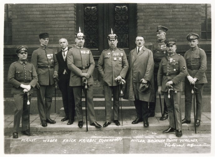 Obvinění z listopadového puče roku 1923. Adolf Hitler čtvrtý zprava. Foto: ČTK