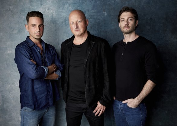 Wade Robson, režisér Dan Reed a James Safechuck natočili dokument Leaving Neverland o zneužívání M. Jacksonem. Foto: Taylor Jewell, AP/ČTK