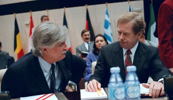 Někdejší federální ministr zahraničí Jiří Dienstbier a prezident Václav Havel měli asi největší zásluhu na tom, že se Česko nakonec stalo členem NATO. A nejen Česko. Foto: ČTK