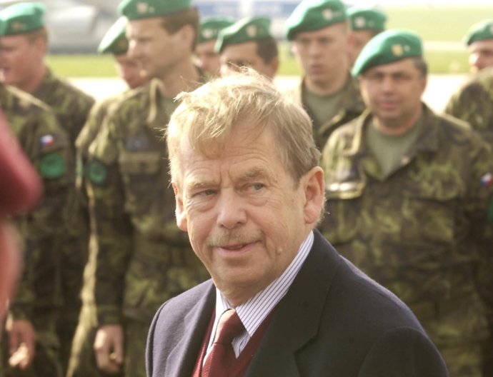 Václav Havel s českými vojáky na letišti v Praze-Ruzyni. Snímek pochází z roku 2002. Foto: ČTK