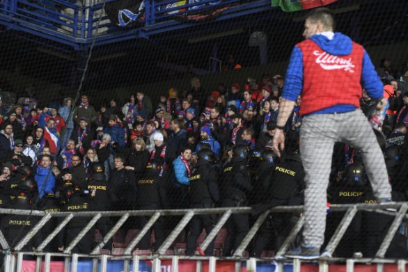 Při utkání 24. kola první fotbalové ligy Sparta –Plzeň (4:0) zasahovala policie v sektoru fanoušků hostí, které vyvedla. Foto: Ondřej Deml, ČTK