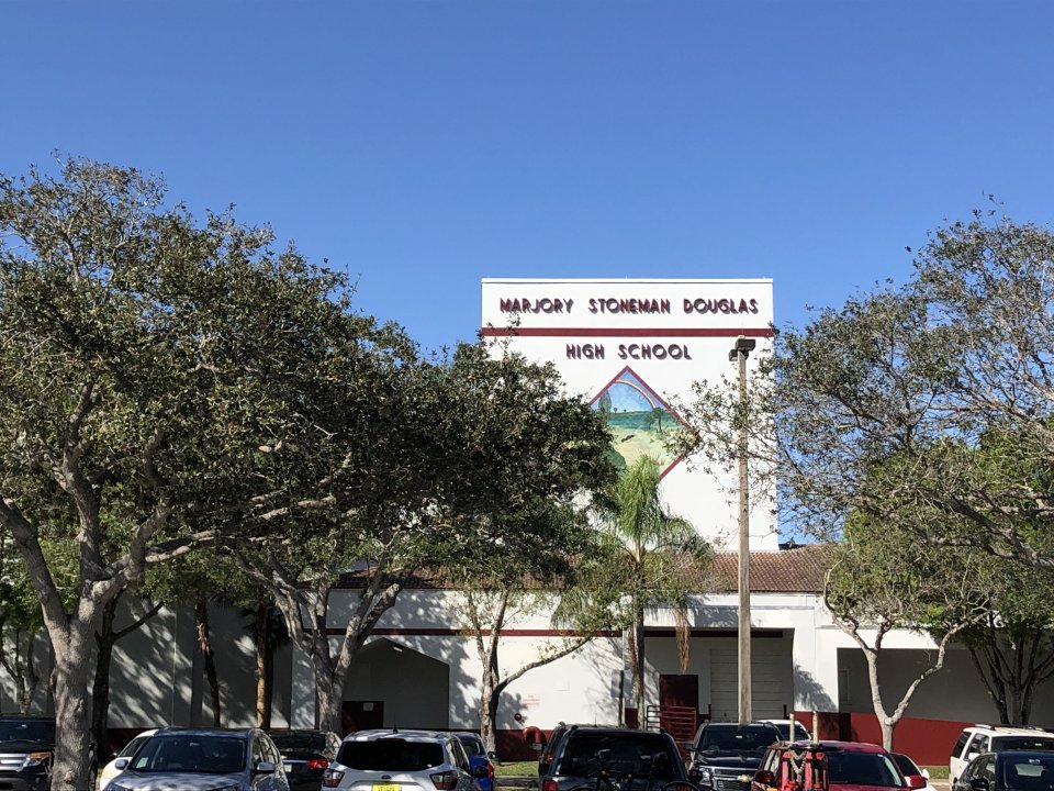 Hromadná střelba v gymnáziu Marjory Stoneman Douglas je dodnes nejhorší v historii Floridy. Obžaloba pro Nikolase Cruze žádá trest smrti. Foto: Jana Ciglerová, Deník N