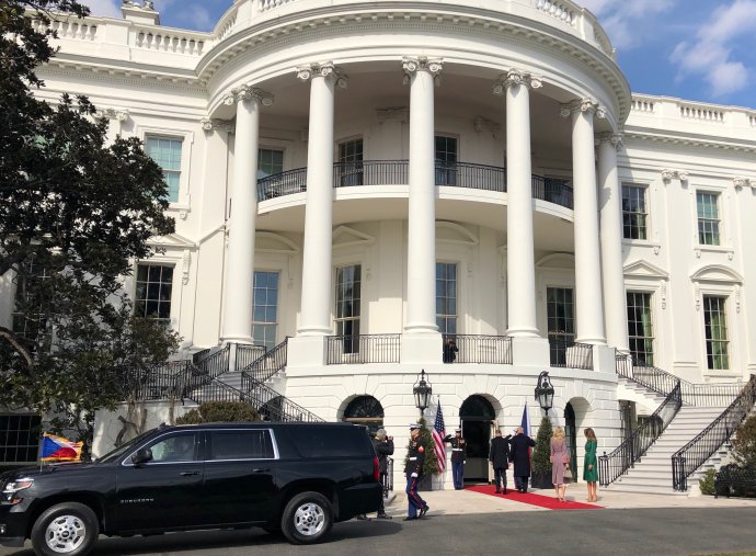 Prezident Trump odchází s premiérem Babišem, za nimi do Bílého domu vstupují jejich ženy Melania (v zeleném kabátě) a Monika. Foto: Jana Ciglerová, Deník N