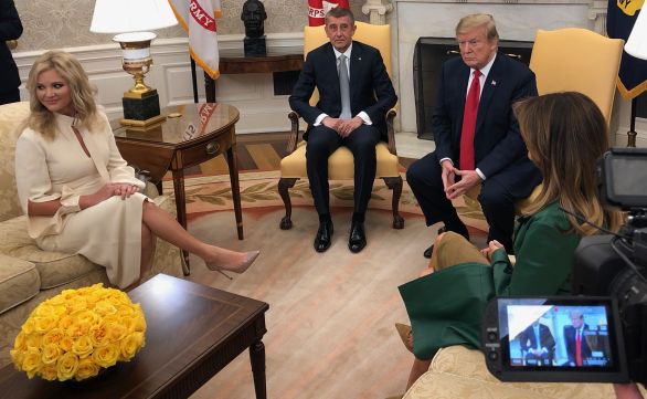 Monika Babišová si pozornost novinářů užívala o něco víc než Melania Trumpová, která se jim spíš schovávala. Foto: Jana Ciglerová, Deník N
