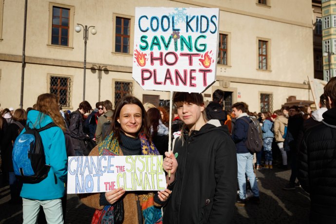 Demonstrace studentů, kteří požadují důraznější řešení klimatických změn. Podle svých odpůrců by měli sázet stromy. Foto: Adam Hecl, Deník N