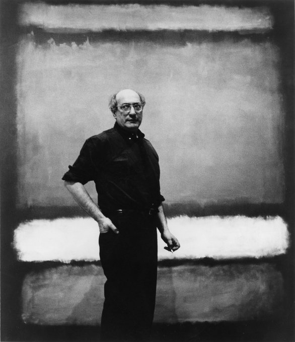 Mark Rothko v roce 1960 před obrazem “No. 7”. Foto: Regina Bogat. © 2005 Kate Rothko Prizel & Christopher Rothko, Bildrecht Vienna, 2019