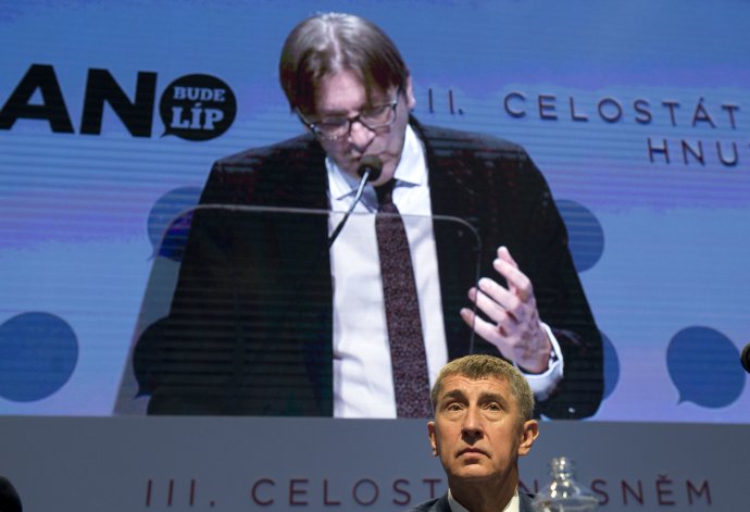 Dvoudenní celostátní sněm hnutí ANO byl zahájen 28. února v Praze. Předseda Aliance liberálů a demokratů pro Evropu Guy Verhofstadt hovoří k delegátům, dole předseda hnutí Andrej Babiš.