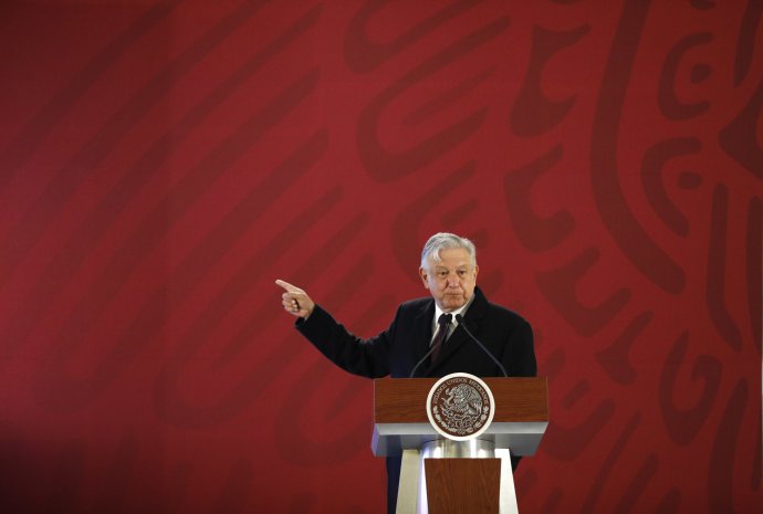 Mexický prezident Obrador apeloval na spoluobčany, aby mu pomohli v boji s naftovými mafiemi, zatímco se po celé zemi tvořily fronty před čerpacími stanicemi. Foto: Rebecca Blackwell, AP/ČTK