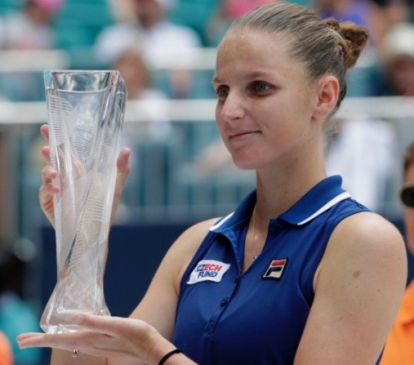Karolína Plíšková s trofejí za druhé místo na turnaji Miami Open. Australanka Ashleigh Bartyová ji porazila 7:6, 6:3. Foto: Lynne Sladky, AP