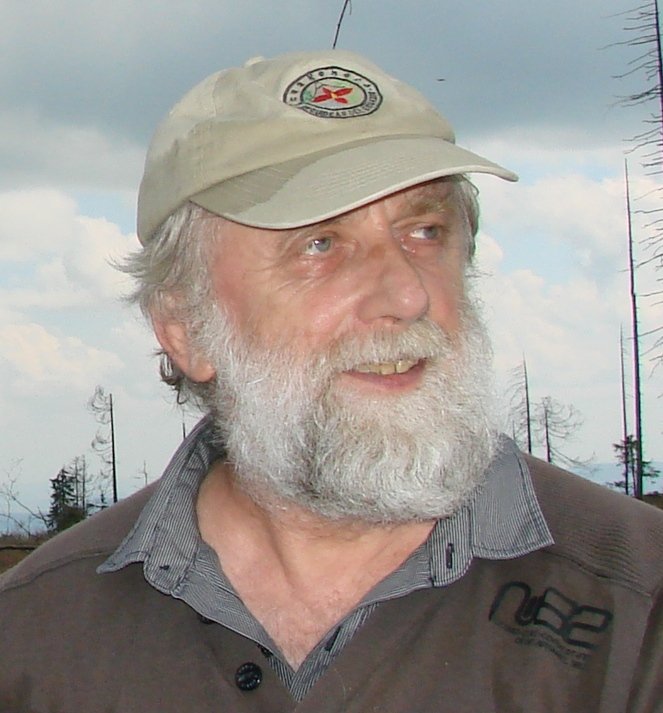 Pavel Kindlmann působí na Ústavu pro životní prostředí Přírodovědecké fakulty Univerzity Karlovy a Ústavu výzkumu globální změny Akademie věd ČR a jako vedoucí pracovník Mezivládní platformy pro biodiverzitu pracující při OSN.