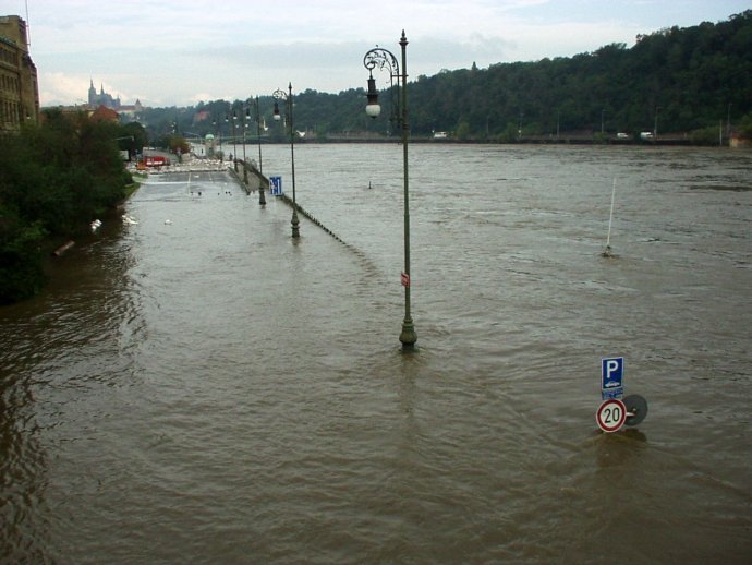 Tisíciletá voda v roce 2002. Většina Pražanů ji zatím pamatuje dobře. Jak dlouho to vydrží? Foto: Effenberger, Panoramio