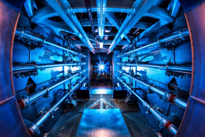 První stupeň světově nejpokročilejšího zařízení pro fúzi pomocí inerciálního udržení. Deuterium tady na teplotu hvězdy zahřívají a na její hustotu stlačují lasery.Foto: Lawrence Livermore National Laboratory