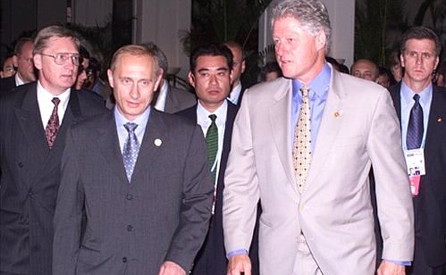Prezidenti Ruska Putin a USA Clinton na japonském ostrově Okinawa v červenci 2000. Foto: kremlin.ru
