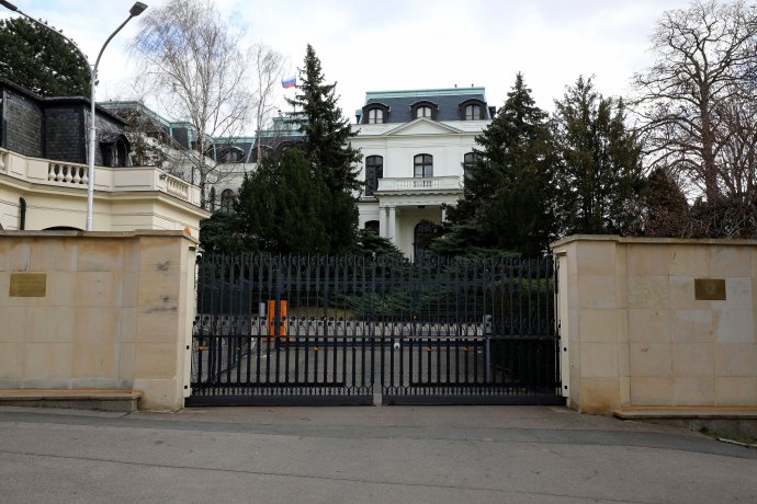 Ruská ambasáda zneužívá podle ministerstva zahraničí velkou část diplomatických pozemků k podnikání. Foto: Deník N