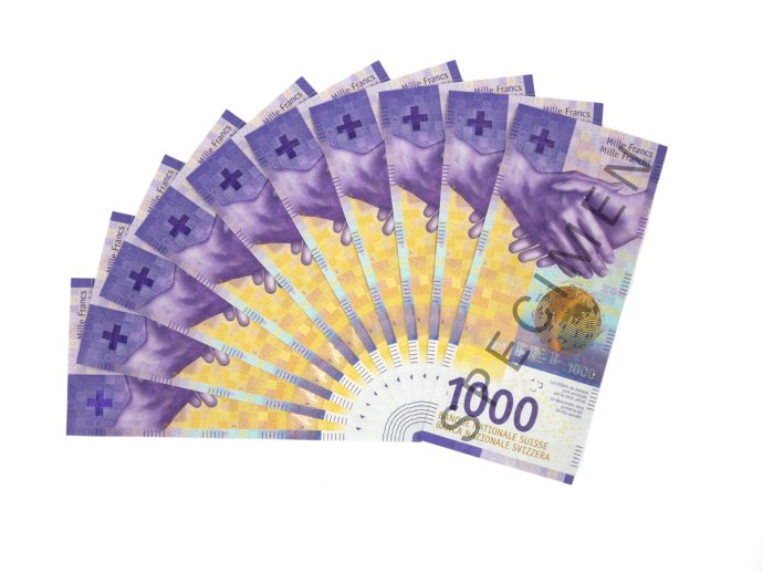 Zatímco centrální banky v EU přestaly uvádět do oběhu nejvyšší bankovky v hodnotě 500 eur, Švýcaři vydávají novou bankovku v hodnotě 1000 franků – v přepočtu kolem 23 tisíc korun. Foto: Švýcarská národní banka