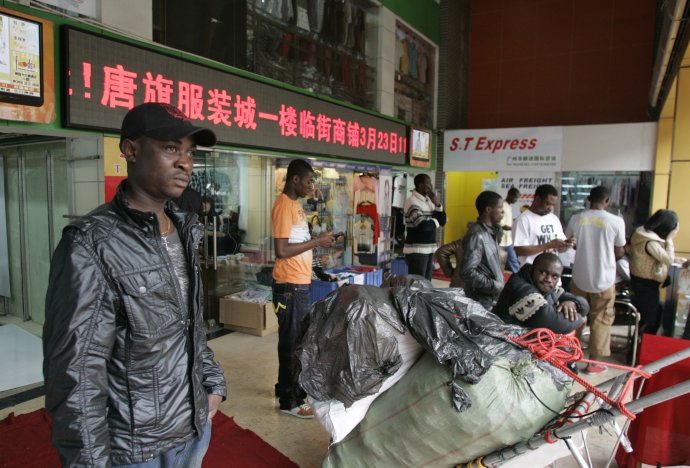 "Jakmile si Číňané osvojili, co a jak, čas Afričanů vypršel." Na archivním snímku (2009) afričtí muži ve vestibulu obchodního domu v Kantonu. Foto: James Pomfret, Reuters