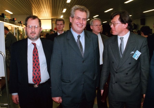 Velvyslanec ČR v NATO Karel Kovanda (vlevo), premiér Miloš Zeman a mluvčí vlády Libor Rouček 16. března 1999 v sídle politického ústředí Severoatlantické aliance v Bruselu, kde byly slavnostně vztyčeny vlajky tří nových členských zemí NATO. Foto: Tomáš Železný, ČTK