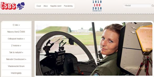 Jeden ze snímků v rotující galerii na domovské stránce nového webu ČSBS zobrazuje i pilotku Kateřinu Hlavsovou. Ta přitom členkou svazu není a nebyla. Repro: http://bojzasvobodu.cz