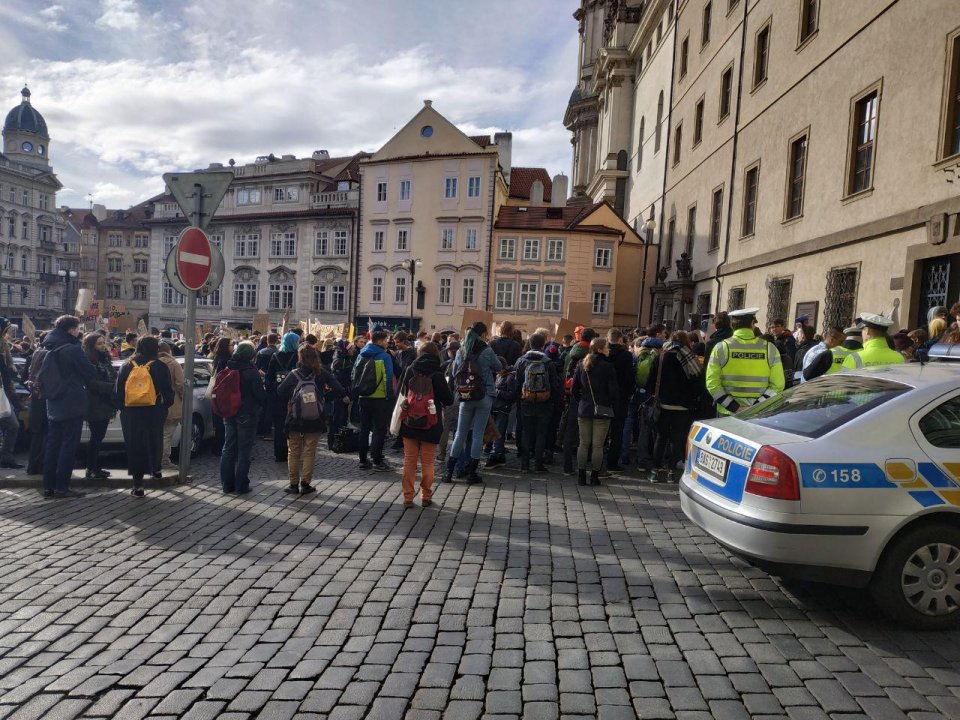 Protest na Malostranském náměstí v Praze kvůli změnám klimatu. Foto: Barbora Janáková, Deník N