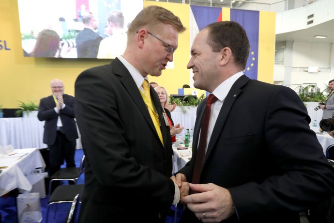 Pavel Bělobrádek blahopřeje na lidoveckém sjezdu svému nástupci ve funkci předsedy Marku Výbornému.