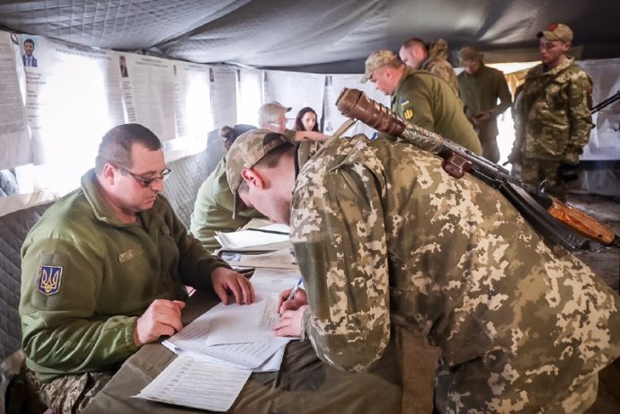 Prezidenta volí i ukrajinští vojáci sloužící v první frontové linii u obce Zolotoje na Donbase. Foto: Gabriel Kuchta, Deník N