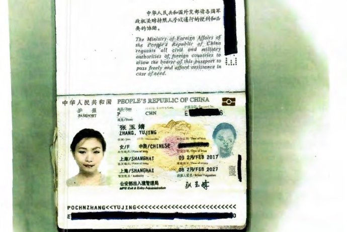 Pas Jü-ťing Čang je jediná dostupná fotografie, kterou veřejnost má. Při zadržení prezidentovou ochrankou měla u sebe hned dva. Foto: Floridský soud Jižní distrikt (SDFL)