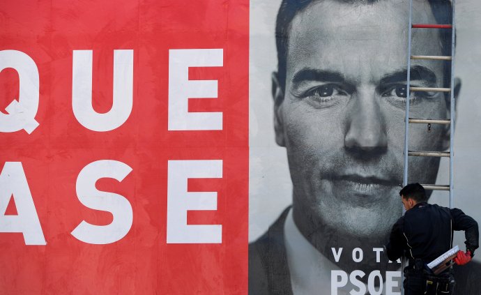 Volební plakát levicového premiéra Pedra Sáncheze. Foto: Eloy Alonso, Reuters
