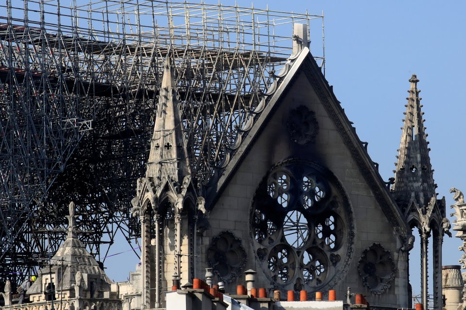 První pomoc pro katedrálu: zabezpečovací práce na Notre-Dame po požáru. Foto: Gonzalo Fuentes, Reuters