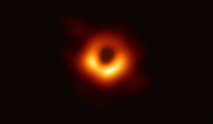 První opravdový obrázek černé díry. Všechno, co jste viděli dosud, byly kresby, fantazie nebo počítačové simulace. Foto: Event Horizon Telescope Collaboration