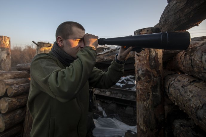 Ukrajinský voják na linii dotyku, kterou do velké invaze v únoru 2022 monitorovali i pozorovatelé OBSE. Foto: Gabriel Kuchta, Deník N