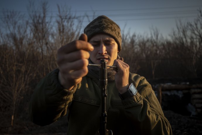 Ukrajinští vojáci čekají na moderní západní zbraně na frontové linii na Donbase. Foto: Gabriel Kuchta, Deník N