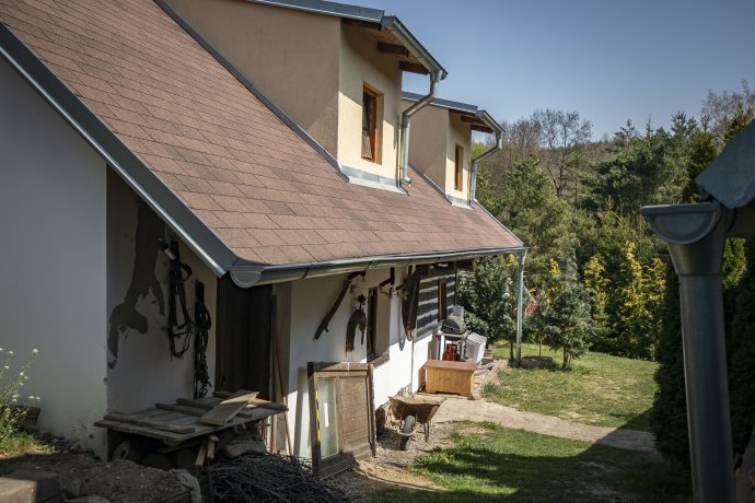 Dům ve středočeských Zahořanech, kde chtěla neziskovka postavit kliniku. Foto: Gabriel Kuchta, Deník N