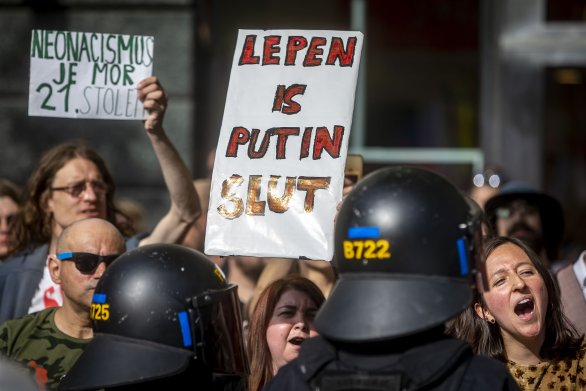 Odpůrci Tomia Okamury, Marine Le Penové a Geerta Wilderse protestují proti jejich shromáždění. Foto: Gabriel Kuchta, Deník N