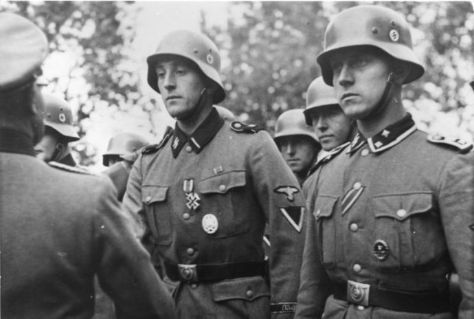 Jednotka Waffen-SS "Leibstandarte Adolf Hitler" přijímá 21. 6. 1940 vyznamenání u francouzských Mét. Foto: Karl-Gustav Lerche, Bundesarchive