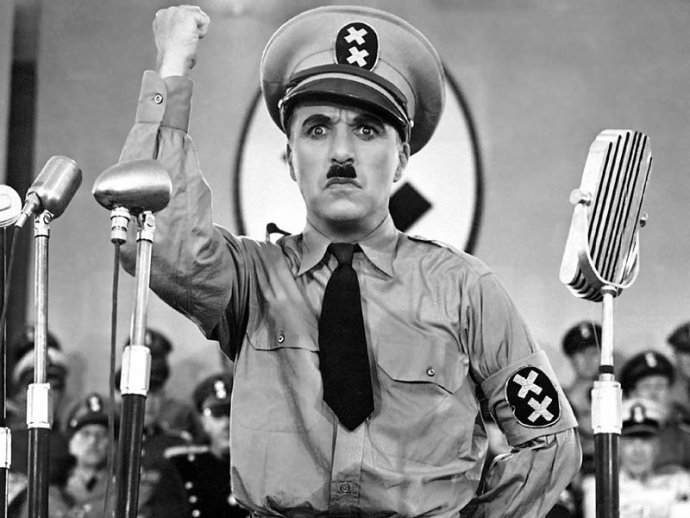 "Diktátoři osvobozují sami sebe, ale zotročují lid!" říká Charlie Chaplin ve svém možná nejznámějším filmu Diktátor. Foto: Wikimedia Commons
